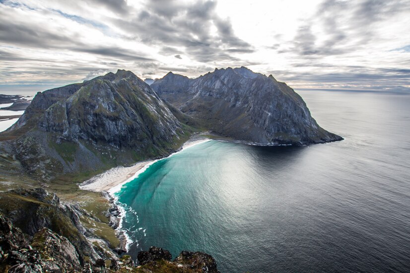 羅弗敦群島（Lofoten Islands）位於北極圈內，由數個大島和無數小島組成。以陡峭的山峰、清澈的海水、白色沙灘和隱藏的海灣而著稱