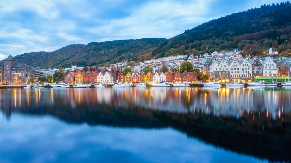 卑爾根（Bergen）位於挪威西部，被七座山峰環繞，擁有豐富的海洋歷史，是前往著名峽灣的起點。在卑爾根有多家國際和當地的租車公司。可以在線上比較價格和車型後，選擇最適合的車輛開始挪威自由行旅程