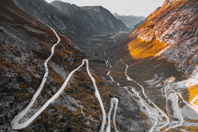 黃金之路（Golden Route）是挪威最迷人的旅遊路線之一，這條公路串聯了Trollstigen（精靈之路）和Eagle Road（老鷹之路），是挪威63號公路的一部分，從觀景台看下去，不只九彎十八拐，還充滿了驚險的髮夾彎，是全球公路旅行愛好者的夢想之地