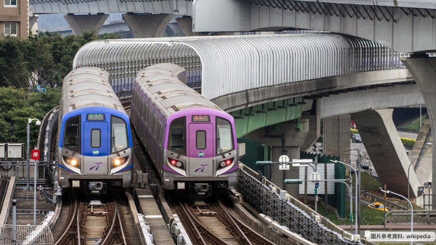 坐機場捷運前往台北市區的好處是班次固定、不會塞車，搭乘直達車從台北車站到第一航廈僅35分鐘，搭乘普通車也只要49分鐘，不到一小時即可到達。