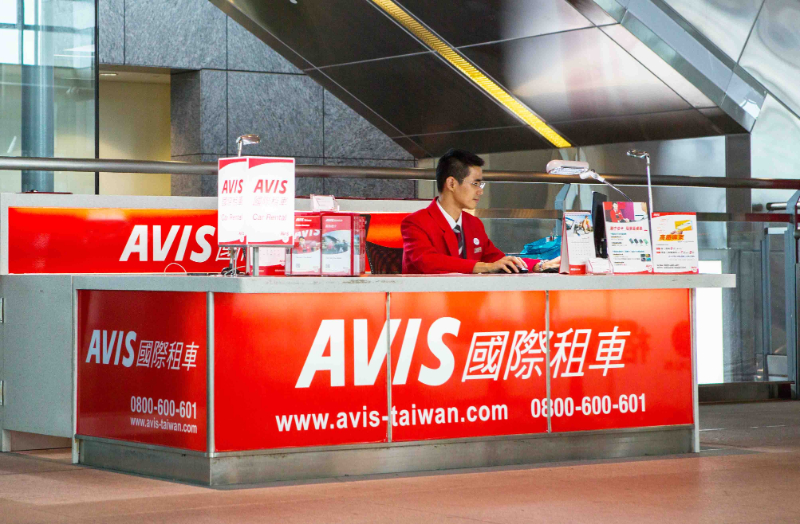 AVIS是國際知名的汽車出租品牌，在全球177個國家與地區的機場都能看到它的身影。不僅在桃園機場大廳設有櫃台，其他國家機場內亦有服務據點