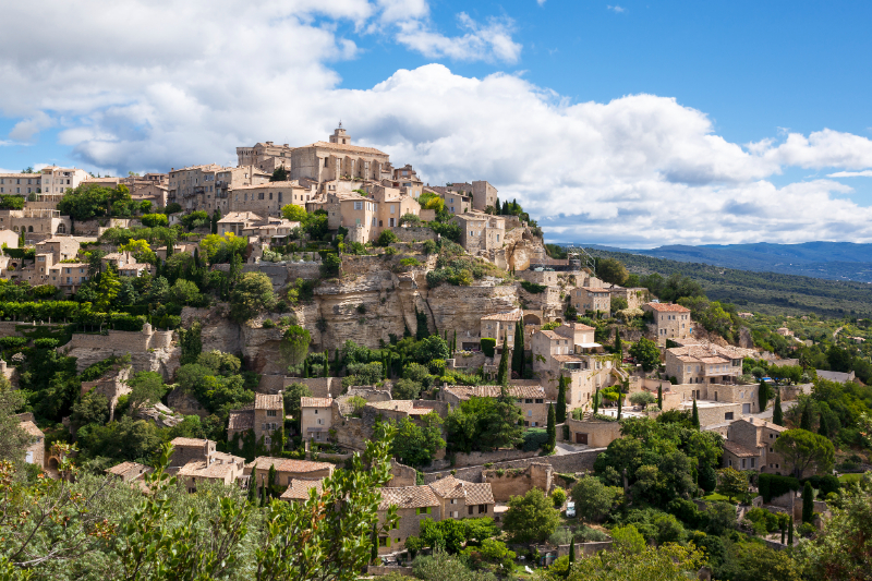 Gordes 在法文中意為高懸在空中的村子。小鎮依山而建，宛如懸浮在空中，因此被稱為「天空之城」。石頭城以獨特的石頭建築和壯觀的景色而聞名