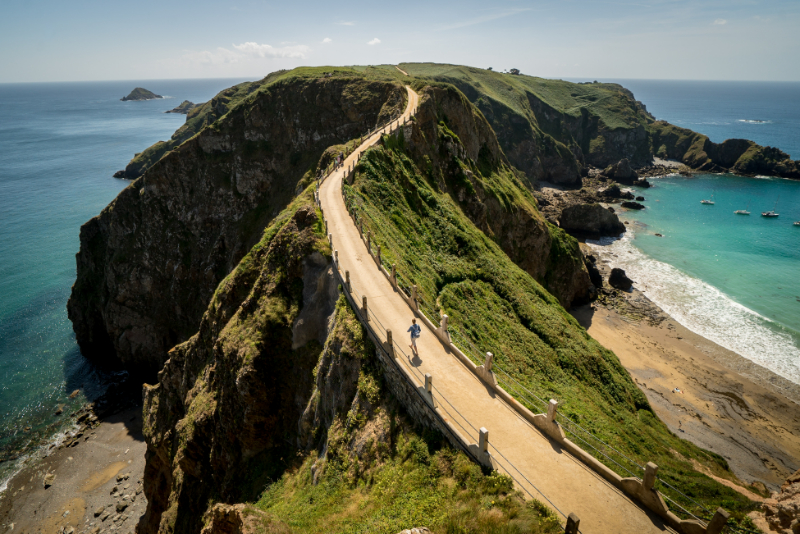 大洋路（Great Ocean Road）距離墨爾本市中心約2小時車程，是澳洲最著名的自駕路線之一，全長約240公里，被譽為全球最美的海岸線之一。大洋路擁有壯觀的自然景觀和著名的地標，包括十二使徒岩、坎貝爾港國家公園等。