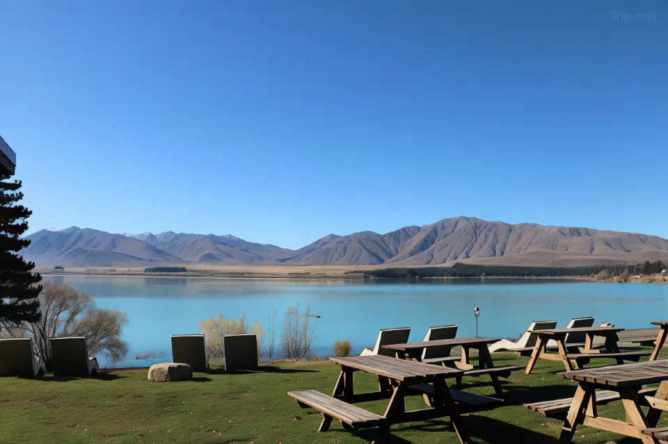 Lakes Edge Holiday Park就位在湖邊，還附設躺椅，可以在晚上看星星