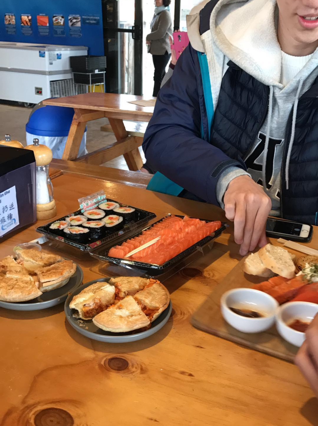 這裡的鮭魚新鮮肥美，每一口都超級鮮甜，除了生魚片外還有割包、漢堡、烏龍麵等熟食，不敢吃生食的遊客們也能大快朵頤，吃飽喝足