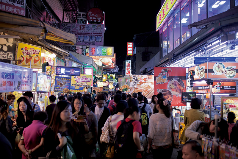 玩了一整天，最後就選擇到台中的逢甲夜市解決晚餐吧！逢甲夜市是台灣最熱鬧的夜市之一，讓中部一日遊在逢甲夜市畫下美好的句點