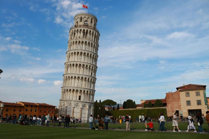 著名的比薩斜塔和奇蹟廣場的建築群。比薩的奇蹟廣場（Piazza dei Miracoli）上有四座經典建築：比薩主教座堂、比薩斜塔、聖若望洗禮堂以及洗禮堂墓園