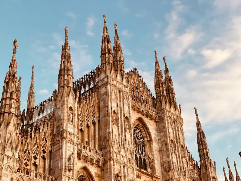 米蘭（Milan）位於義大利北部，是全國的經濟、時尚和文化重鎮。最知名的是每年舉辦的米蘭時裝週吸引著全球設計師和時尚達人，因此被譽為義大利的時尚之都