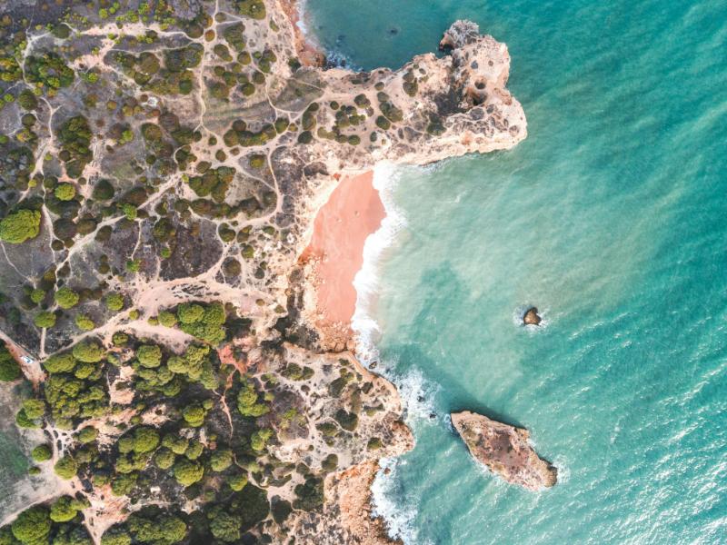 碧海藍天、金色沙灘與嶙峋的怪石，讓阿爾加維（Algarve）成為旅行者心中的夢想目的地，也推薦拜訪沿海小鎮阿爾布費拉（Albufeira）