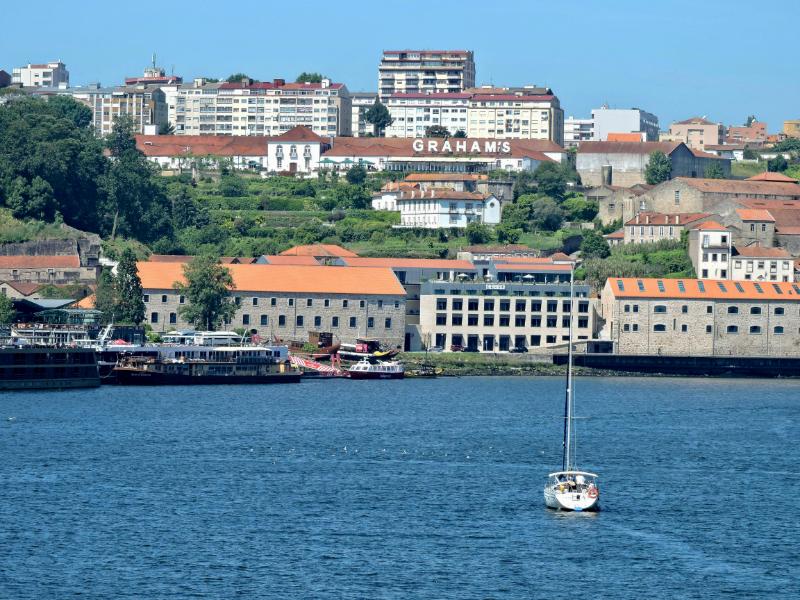 波爾圖（Porto）是葡萄牙北部的港口城市，蜿蜒的杜羅河（Douro River）穿城而過，兩岸風光如畫，讓波爾圖成為遊客心中的夢幻之地